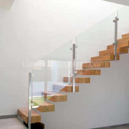 Escalera De Madera Con Barandillas De Cristal Y Pasamanos De